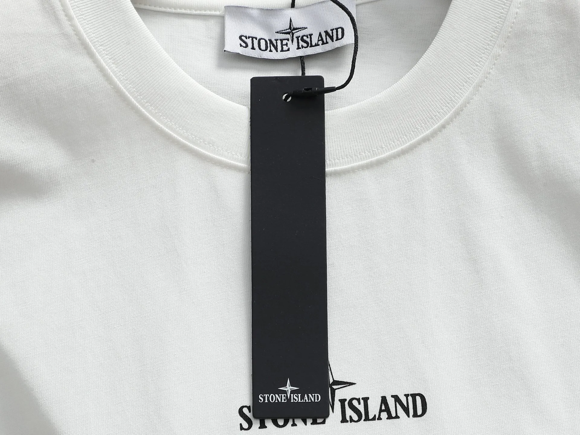 P150 Stone Island 2025FW new autumn and winter geometric print short-sleeved bottoming T-shirt. Pure background color with the brand's iconic compass logo + geometric line printing on the back, full of cool recognition. The basic round neck version is suitable for various body shapes, the fabric is soft and breathable, and multiple colors are available. Suitable for daily outings and casual wear, easy to wear on the street. Color: gray white Size: XSSML
